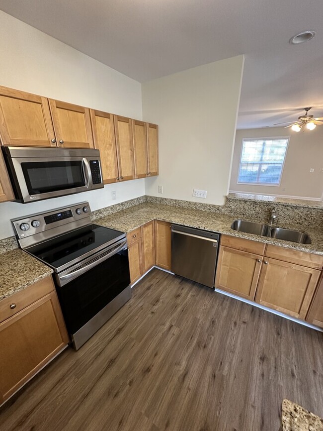 Building Photo - 3 bd 2.5 ba Townhome