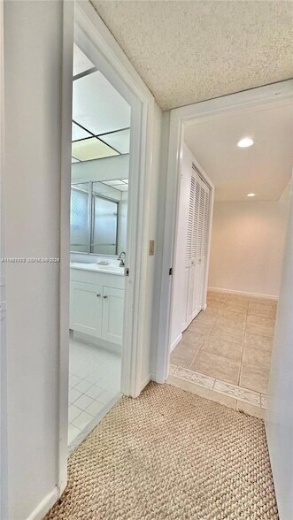 Building Photo - 330 SE 20th Ave