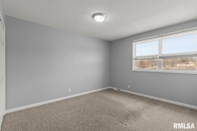 Building Photo - 2020 W Glen Ave