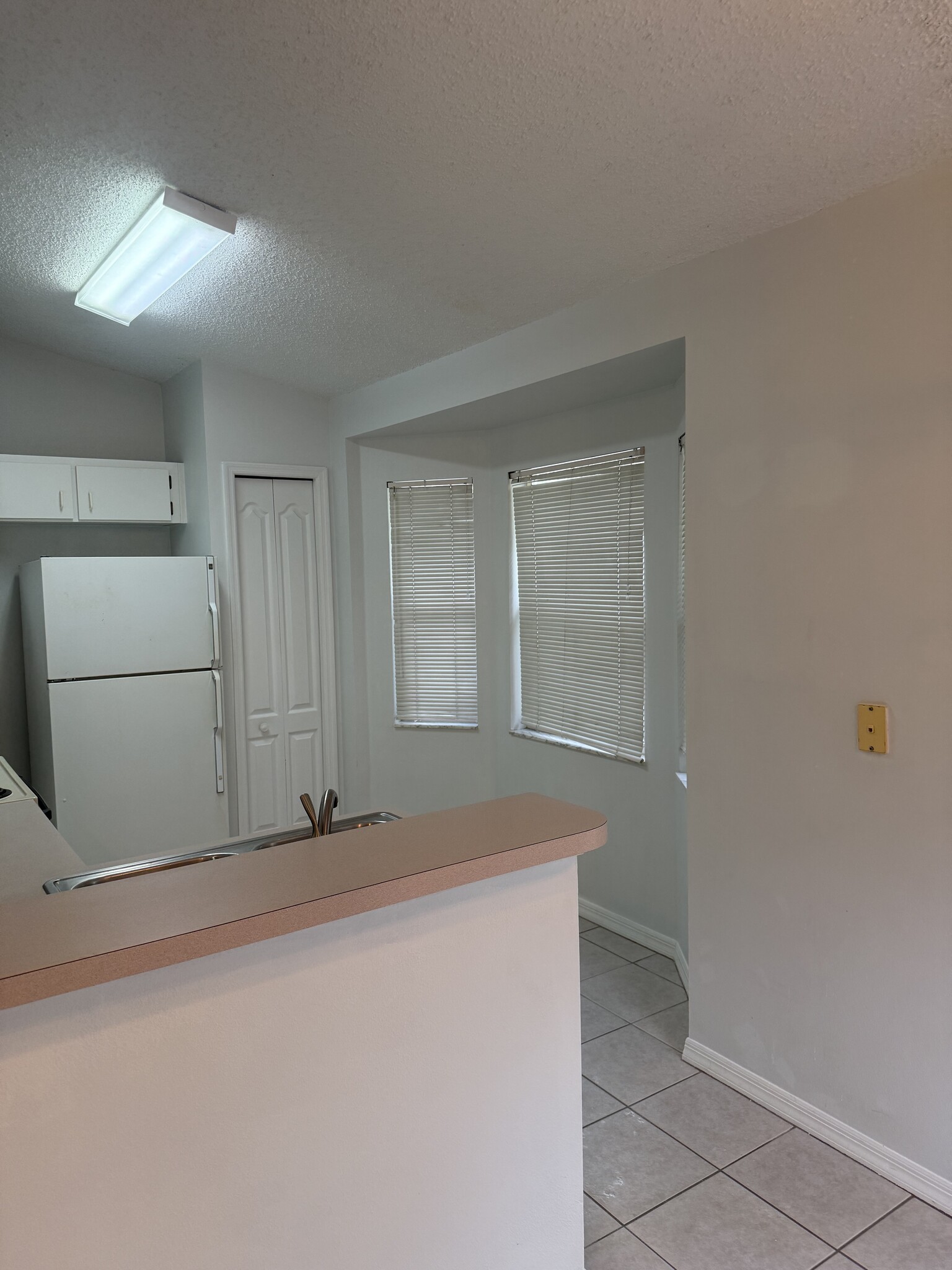 Building Photo - 4400 Venice Dr