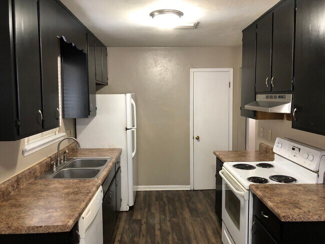 Building Photo - Downstairs unit in Pointe East avail NOW!