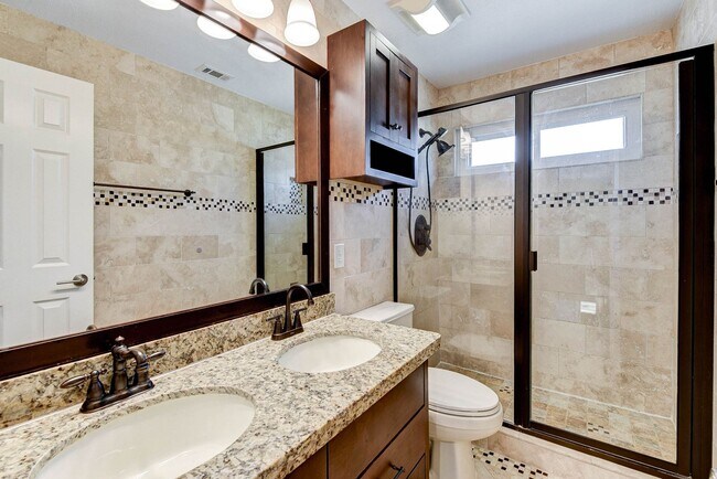 Building Photo - Stunning 4-Bedroom, 2.5-Bathroom Home with...