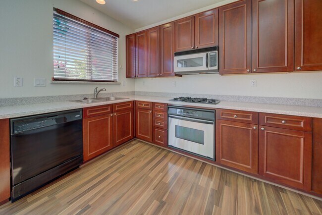 Building Photo - Beautiful 3 Bed/2.5 Bath 2- Story Home