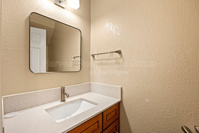 Building Photo - 22663 Vermont St