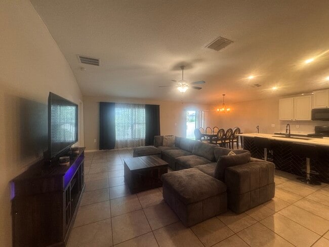 Building Photo - Beautifully Designed 4 Bedroom, 2 Bath Home