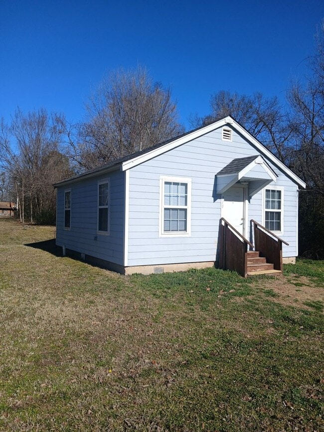 Building Photo - Cozy ~  2-bedroom, 1-bathroom house