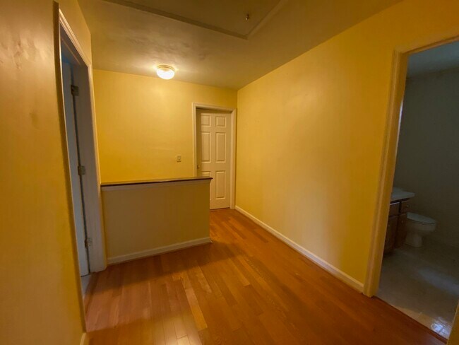 Building Photo - 3466 Hyde Park Way