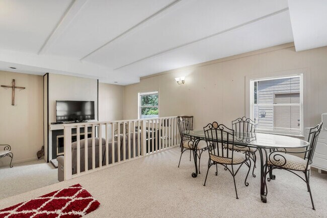 Building Photo - 631 Clover Ln