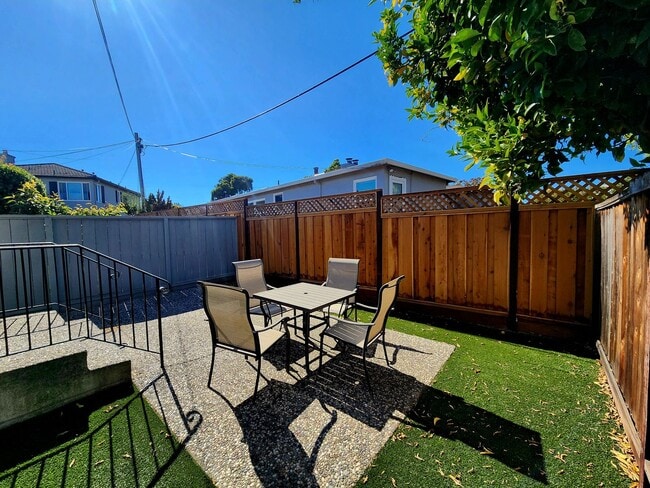 Building Photo - 2 bedroom duplex home