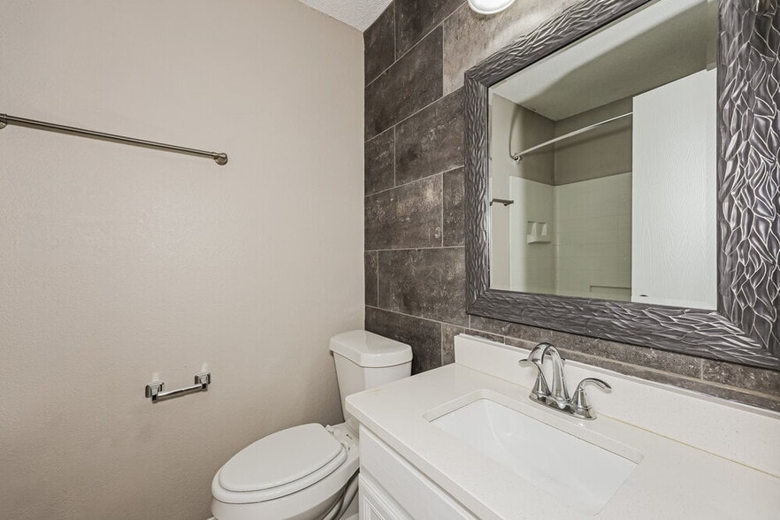 Building Photo - 621 Hollyberry Dr
