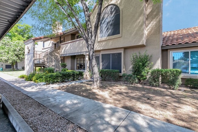 Building Photo - Fantastic townhouse 2 bed/2.5 bath in grea...