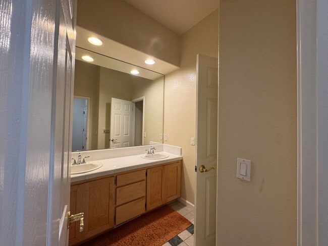 Building Photo - Skyhawk Single Level Beauty