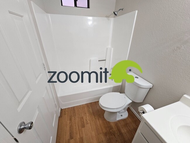 Building Photo - Cute 2 bedroom 2 bath condo in gated community