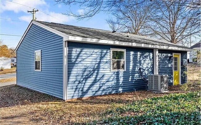 Building Photo - 1501 Earl Dr