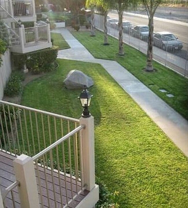 Building Photo - Huge 2 Bedroom Condo