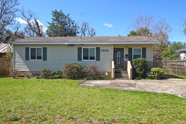 Primary Photo - Cozy 3-Bedroom Home Near Downtown Pensacol...