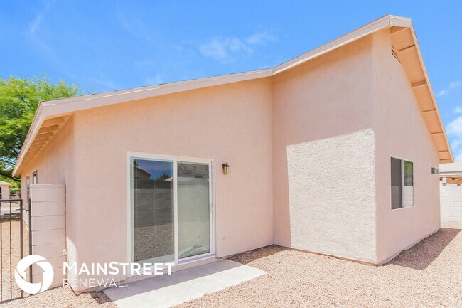 Building Photo - 10063 E Paseo San Ardo