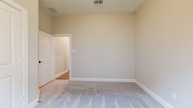 Building Photo - 122 Hazelnut Dr