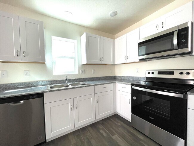 Building Photo - $1,675 rent - Home in gated community with...