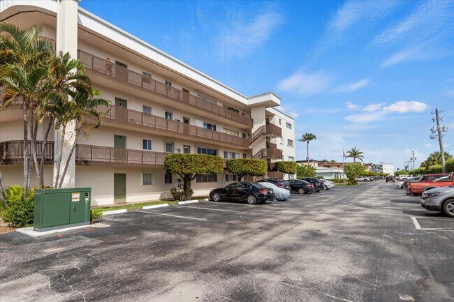 Building Photo - 300 Waterway Dr S