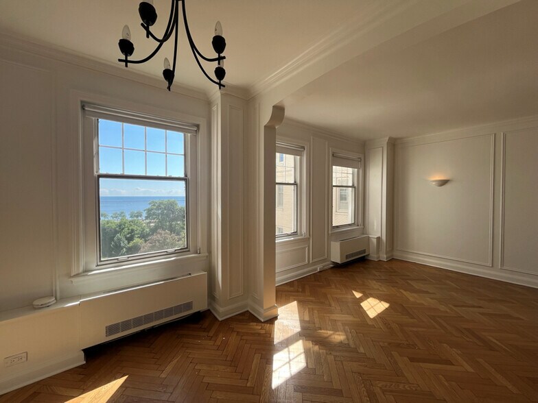 Building Photo - 925 E Wells St