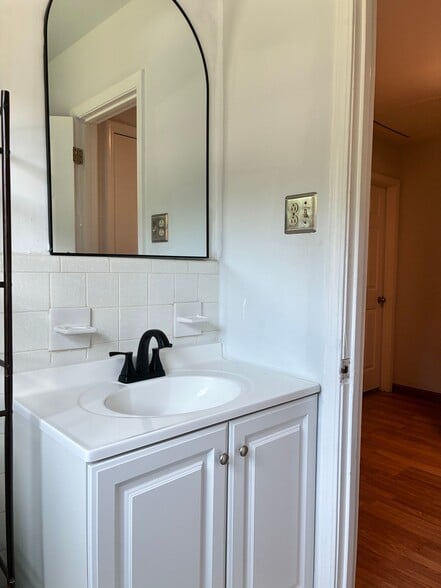 Building Photo - 6433 Valley Brook Dr