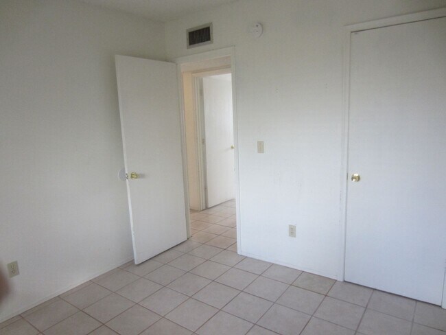 Building Photo - Clean & Cozy 3 Bed.  2 Bath Home With Big ...