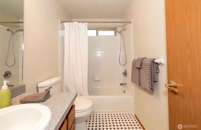 Main bath - 4100 Songbird Ln NW