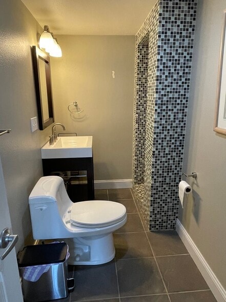 Building Photo - 421 Senter Dr