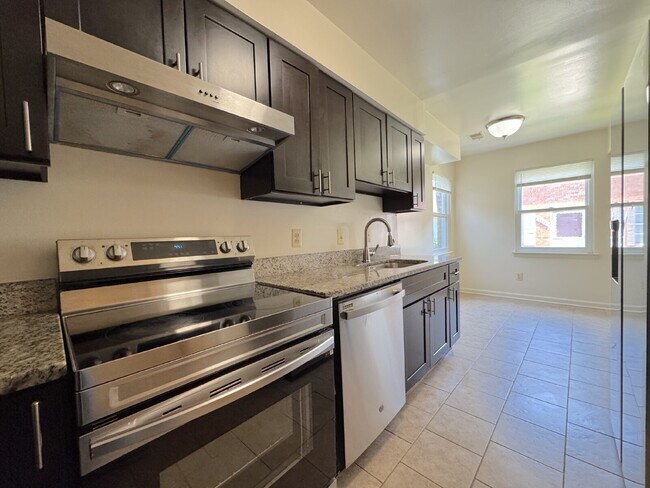 Building Photo - Charming & Spacious Two Bedroom One bathroom Unit