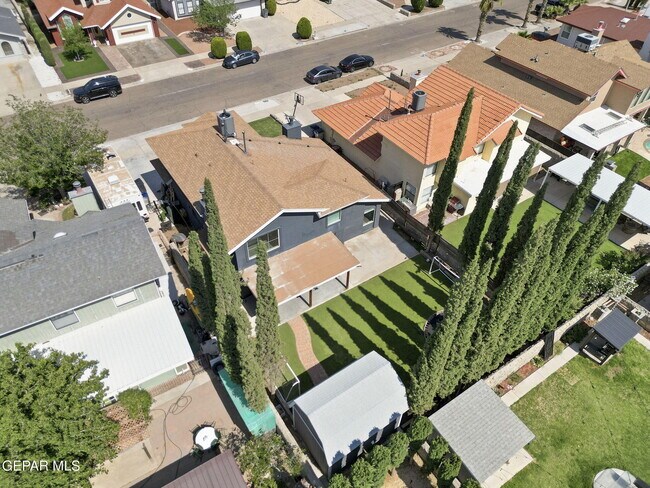 Building Photo - 2437 Fletcher Pl