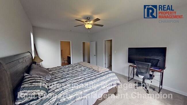 Building Photo - Fabulous Townhome with Open Floorplan