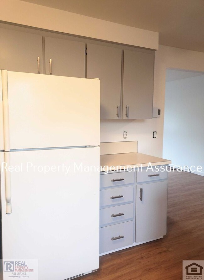 Building Photo - Charming 3BR/1.5BA Duplex Unit Now Availab...