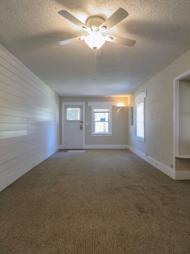 Building Photo - 2 Bedroom Cottage with in walking distance...