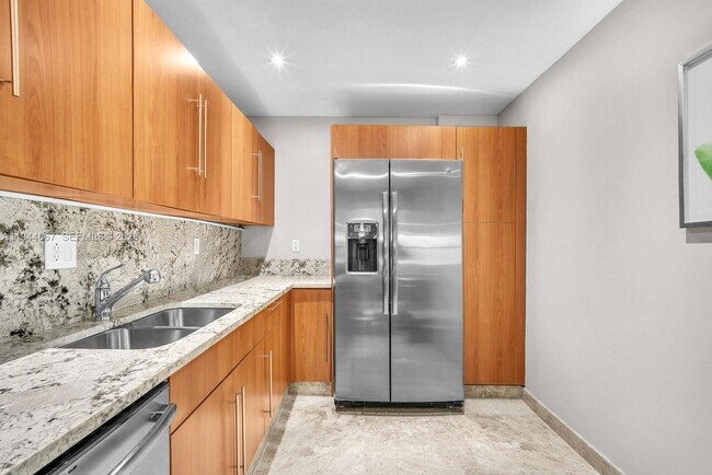 Building Photo - 3001 S Ocean Dr