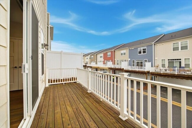 Building Photo - 628 Bushwood Alley