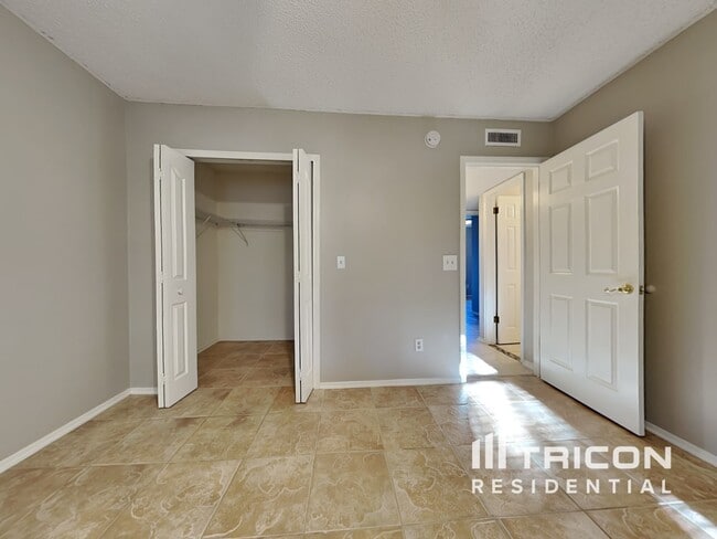 Building Photo - 9574 Villiers Dr N