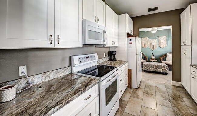 Building Photo - 130 Southampton Pl S