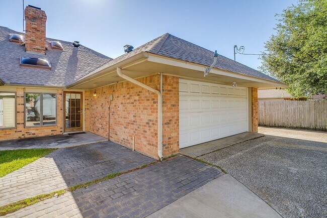 Building Photo - Great Move In Ready 3 Bedroom, 2 Bath Home Located in Northridge- Irving ISD- 75038