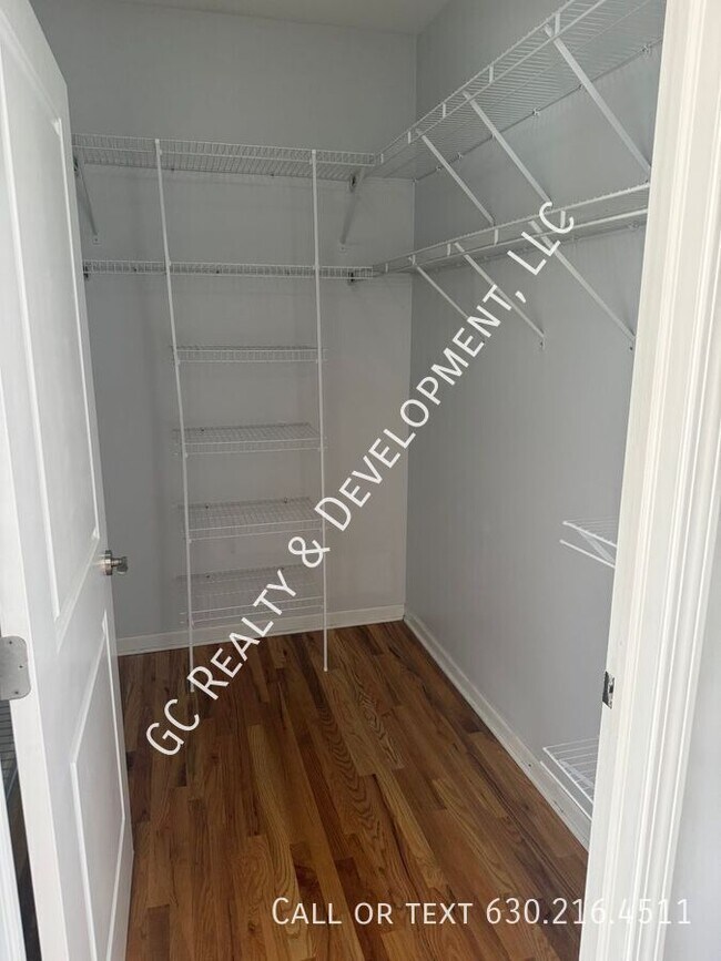 Building Photo - 2520 S Oakley Ave