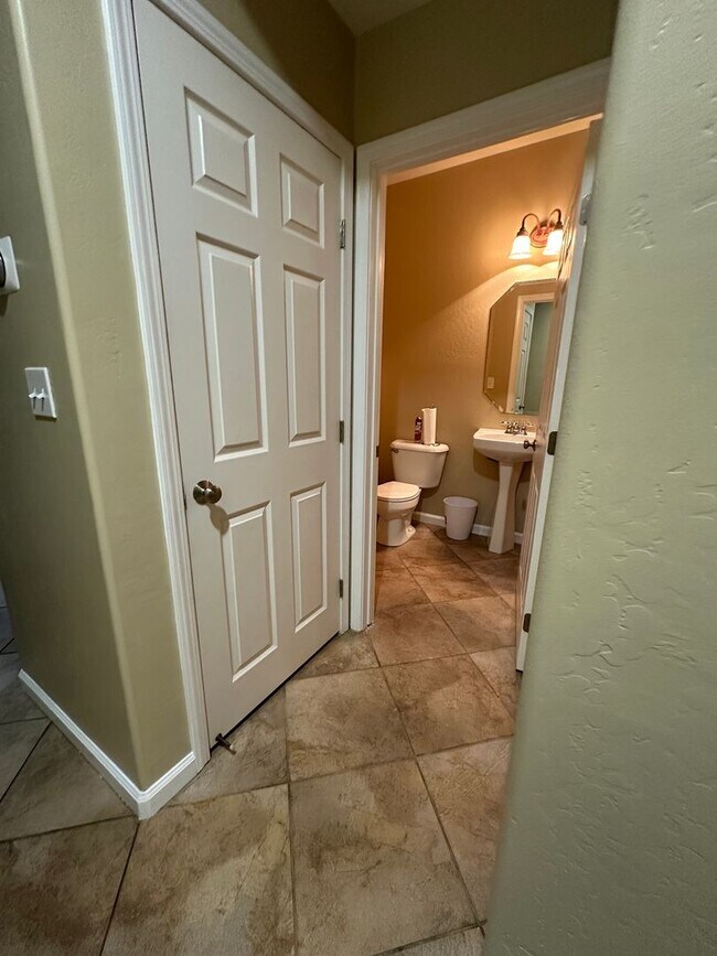 Building Photo - Southwest 4 bedroom