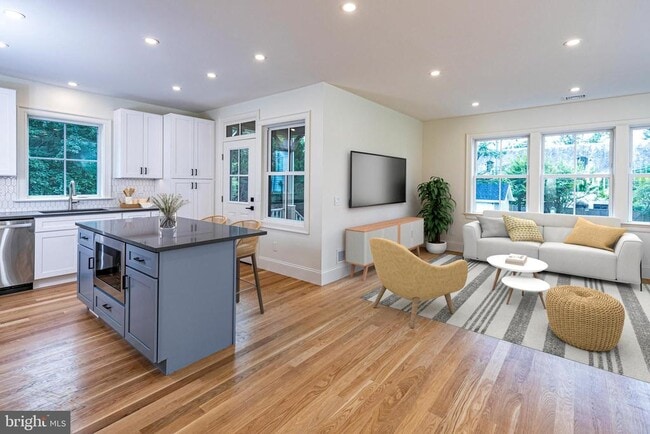 Building Photo - 22 Dickinson St