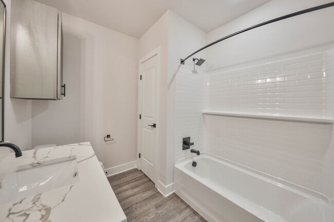 Building Photo - Brand New Luxury unit on Broadway in Bangor!