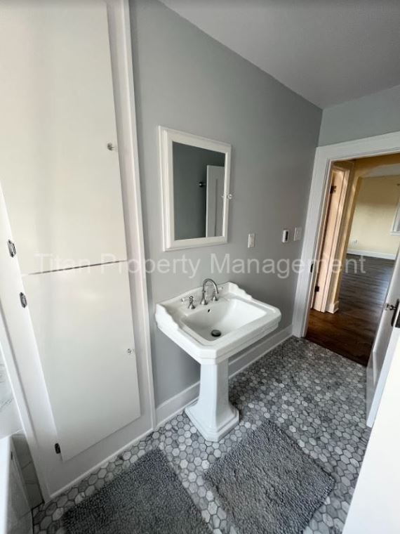 Building Photo - Charming 2-Bedroom Retreat in Portland – Cozy Living in 780 Sq Ft!