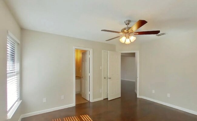 Building Photo - MOVE IN READY