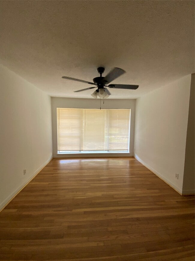 Building Photo - 405 Azalea Dr