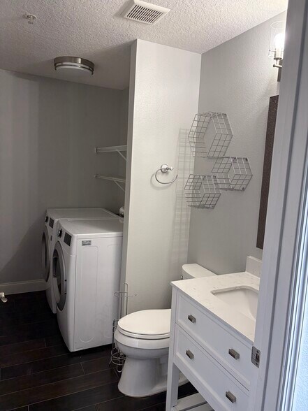 Washer Dryer in unit - 3049 Lindale Ave