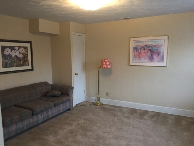 Building Photo - One Bedroom in Olde Town Portsmouth