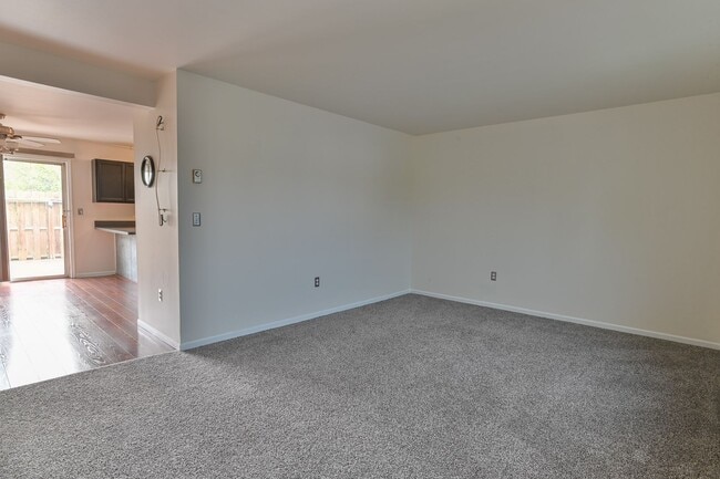 Building Photo - Townhouse in Highspire