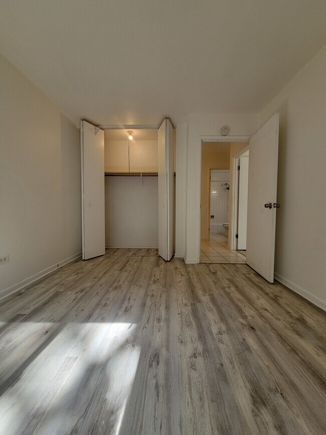 Building Photo - 810 E Shady Way